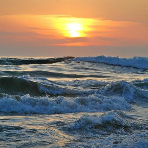 Vibrant sunset over ocean waves on the Chilean coast, showcasing a beautiful seascape.